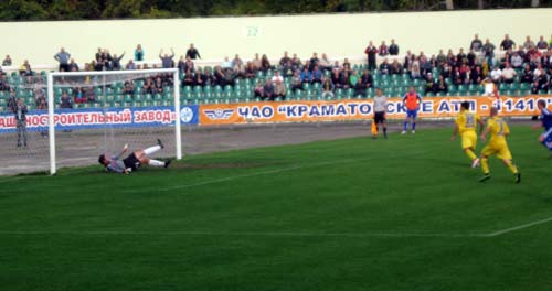 В атаке футболисты «Авангарда»
