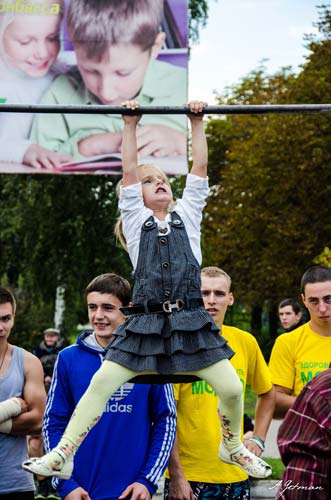 Одновременно организаторы сообщили об итогах минифотоконкурса, темой которого были  события недавнего фестиваля «Здоровый город». Здесь первое место занял снимок фотохудожника Артема Гетьмана.
