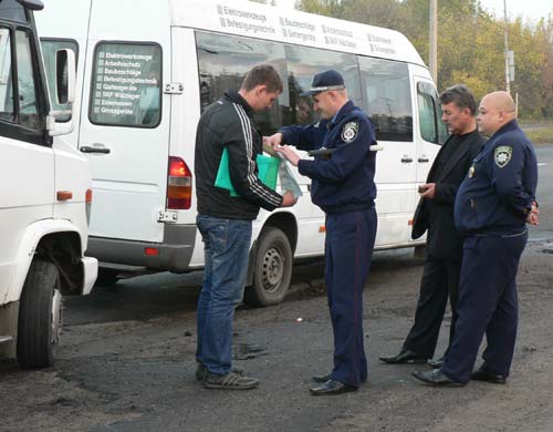 Обычно в группах совместно с милицией и ГАИ работают сотрудники налоговой службы. В Краматорске с начала года составлено 7 актов в отношении водителей  славянских и донецких автобусов, которые занимаются нелегальной перевозкой пассажиров без каких-либо разрешающих документов