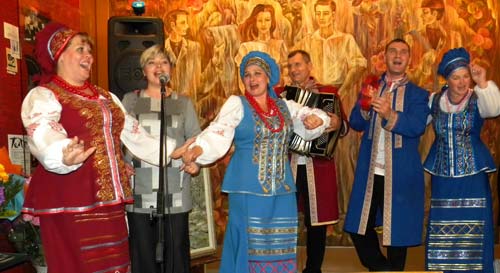 Праздничное настроение захватило всех - и гостей, и хозяев!