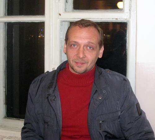 Режиссер спектакля Вадим Пинский, по его словам, попытался показать зрителю, что безобидная, нелепая сплетня может сломать жизнь человеку, и эта же сплетня может стать мощным оружием в руках девушки. «Когда брались за эту пьесу, чаще всего я видел сугубо мужской взгляд на женщин. Я старался на каком-то этапе не давить и шел за актрисами, мне было интересно, как они внутри осваивают ситуации. Почему люди завидуют друг другу и делают пакости? Что это за человеческая природа? Хотя мужики – такие же сплетники, как и женщины», – говорит режиссер.