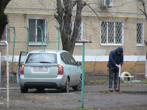 А этот предприимчевый автолюбитель устроил себе личную стоянку во дворе  – цепями огородил площадку для сушки белья