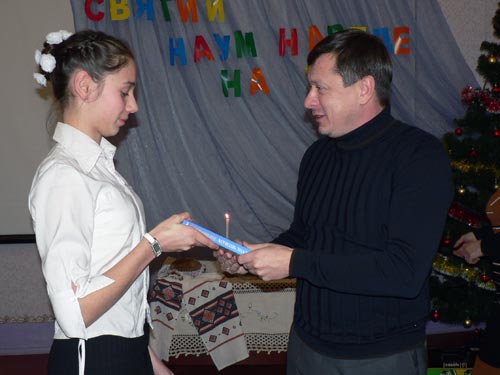 Александр Гончаренко, хотя и не был в школе  отличником, тех, кто хорошо учится награждал с явным удовольствием
