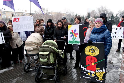 «Умные учатся на чужих ошибках, дураки - на своих. Скажи нет этому безобразию, пока беда  не пришла в твой дом!», – призывали на митинге в Донецке активисты общественного движения