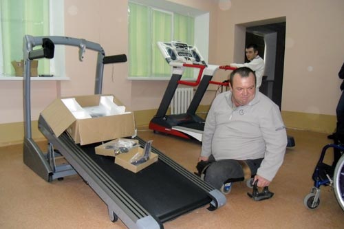 Прибывшие беговые дорожки инвалиды-колясочники приняли как издевательство