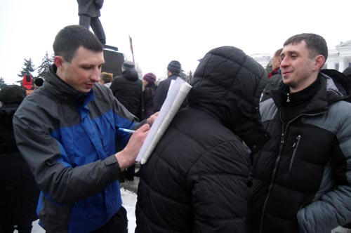 Митингующие собирали подписи под  резолюцией,  которая отправится в Кабинет Министров Украины