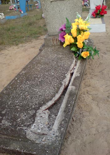 Этот амятник из мраморной крошки, не простоял и 10 лет...