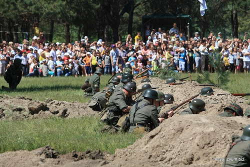 «Немцы» лежали в свежевырытых ямках и траншеях в нескольких метрах от сотен зрителей