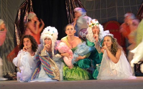 Великолепные костюмы, пластика движений, использование видеоматериала – отличительные черты одесского «Тур де Форса»