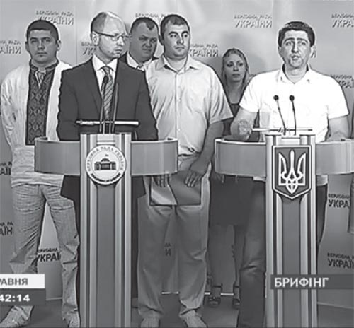 21-е мая. Телеканал «Рада». Вжившийся в роль преследуемого оппозиционера «протараненный» Владимир Ржавский (в центре) стоит, как футболист в ожидании штрафного удара, словно ожидая очередной провокации
