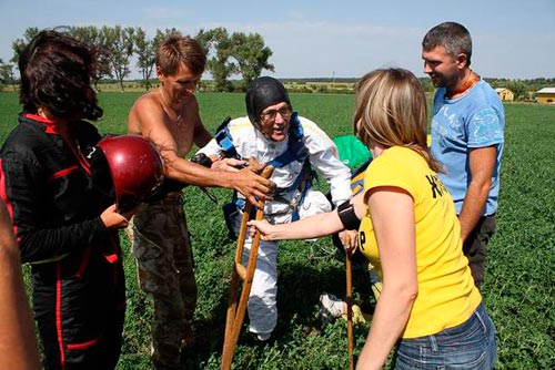Невозможно поверить: в девяносто лет, с одной ногой!