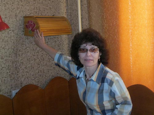 Ирина, жена Валерия Талдыкина, увлечение мужа одобряет. Еще бы, ни у кого нет деревянной хлебницы, украшенной вышивкой крестиком!