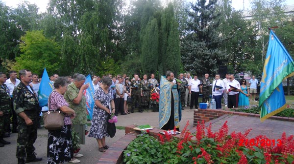Возле памятника афганцам десантники почтили минутой молчания память тех, кто не дожил до этого праздника.  Сержант ВДВ запаса, ветеран афганских событий,  а ныне - священнослужитель отец Сергий провел панихиду по павшим десантникам.