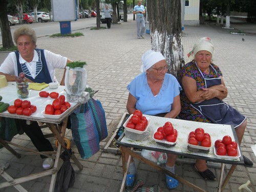  «Не надо улицам носить имена чиновников! Они ничего городу не дают! Ничего! Посмотрите, сколько мусора в центре города! А что говорить за остальное?!»
