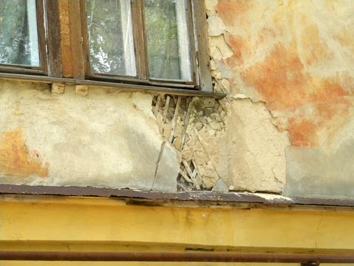 Выглядывающая дранка страшит своим видом