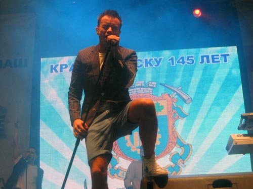 Алексей Серов поет по полной программе