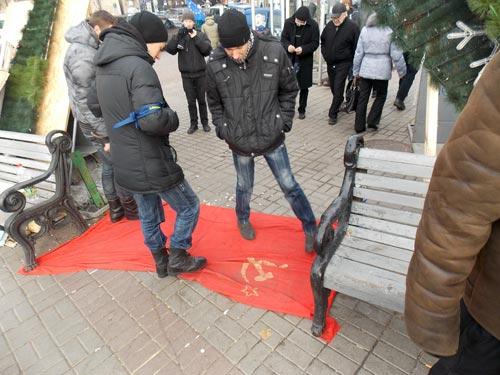 Радикально настроенная молодежь публично растоптала  флаг Советского Союза. Знамя расстелили вместо коврика,  чтобы каждый входящий и выходящий в импровизированный лагерь мог вытереть об него ноги