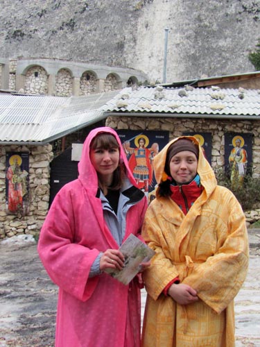 Нас встретили радушно, женщинам выдали халаты и пригласили зайти в храм. Было приятно, что здесь  доброжелательное и приветливое отношение ко всем, кого приводит Господь – не важно, паломника или туриста
