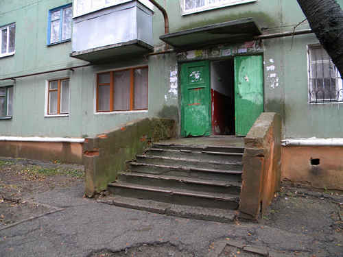 Всем известна поговорка «Театр начинается с вешалки». Но существует и народная примета, по которой безошибочно можно судить о хозяевах жилища. Это вход в дом: двери и крыльцо. Судя по разваливающемуся крыльцу подъезда № 4, дом № 32 по ул. Дворцовой можно отнести к категории бесхозных