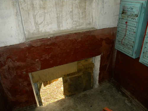 Обшарпанные, грязные и расписанные стены, облупленная штукатурка, перекошенные входные двери, разбитые окна, погнутые почтовые ящики… Это не декорация для фильма ужасов, а наша краматорская реальность…